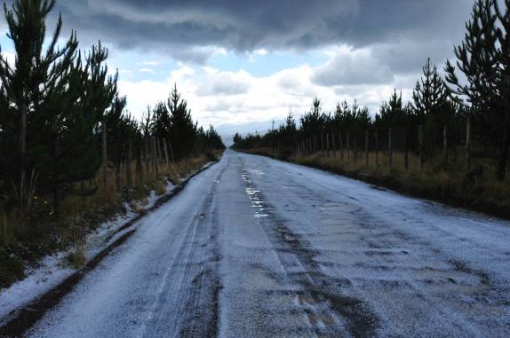Estrada coberta de granizo no parque Cotopaxi, no Equador